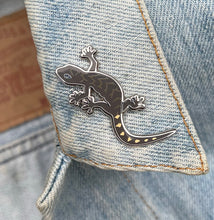 Load image into Gallery viewer, Marbled Gecko pin
